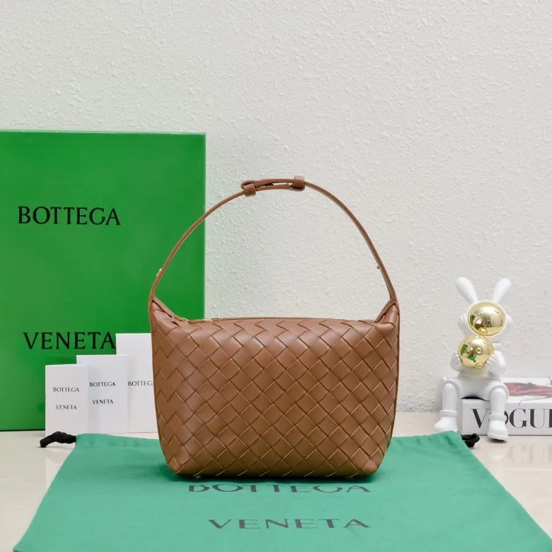 Batch 1360 #BvWallace Shoulder Lunch Bag 🔥 A lunch box bag that you can just grab and go. It is made of classic intrecciato weaving technology and reflects the craftsmanship of Bottega. The entire bag is made of top-grade happa lambskin. It is very soft and lightweight. The small bag shape is cute and exquisite. The interior capacity is also very large and can be carried under the arm. It is quite practical! The bottom of the bag is made of gold metal to prevent wear and tear. The details are really good! Choose this elegant commuting bag for Zaoba people~ Size: 22x13x9.5, model number; 7748#
